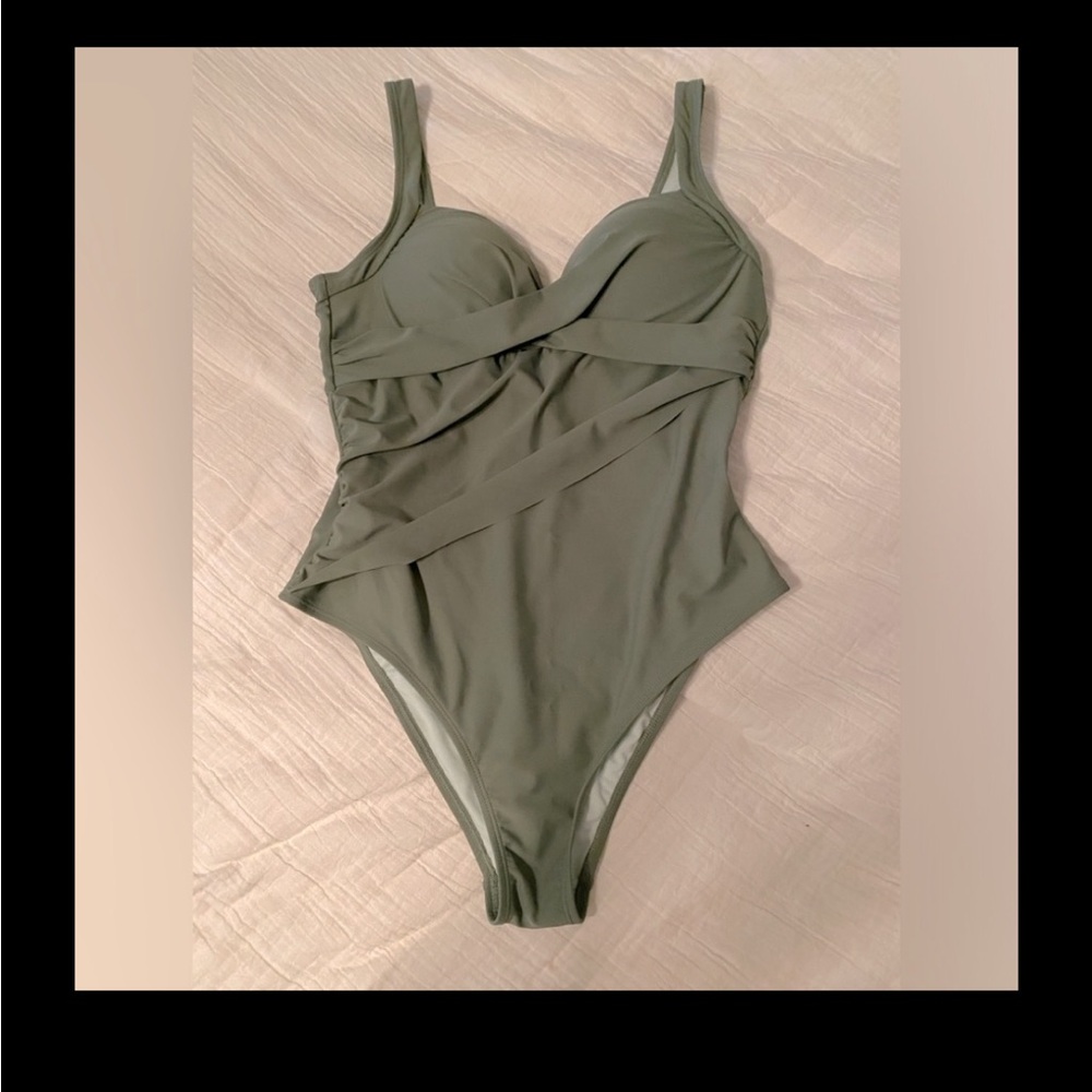CUPSHE one piece swim suit size L, never worn